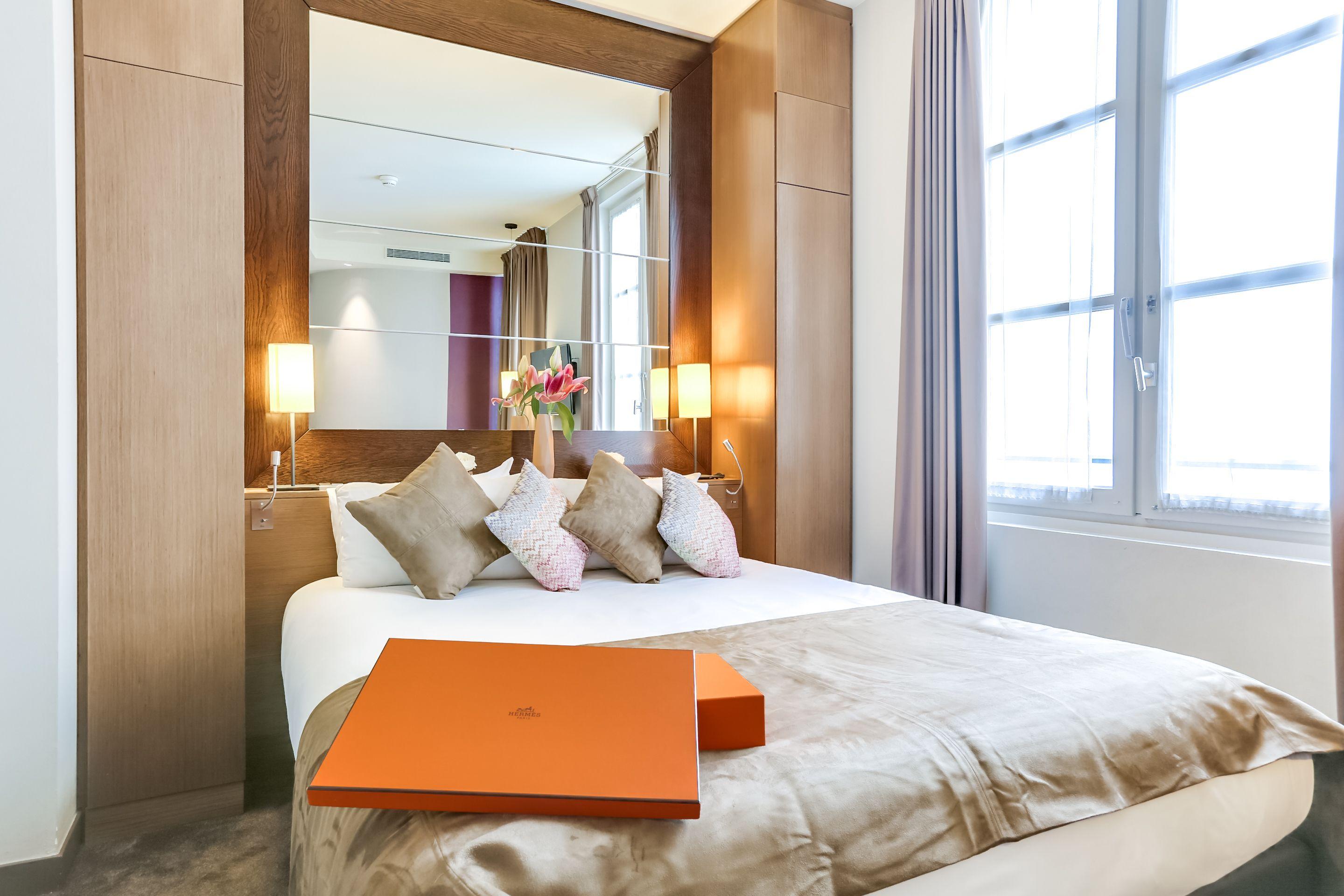 Elysées, An Ihg 4* Parigi